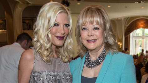 Tori Spelling S Turbulent Relationship With Her Mom Explained