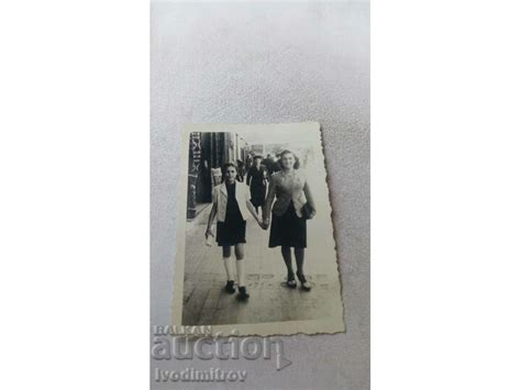 Снимка София Жена и момче на разходка Стари снимки Изделия от хартия balkanauction