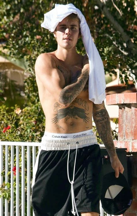 Justin Bieber Goes Shirtless Serves A Sandwich In Sexy New Pics Hollywood Life Vlrengbr