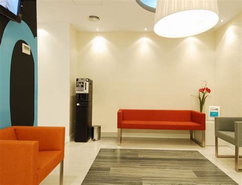 Santander sala de espera | Sillones para oficina, Salas de espera