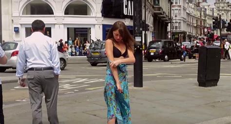 YouTube Mujer se desnudó en la calle para concientizar sobre