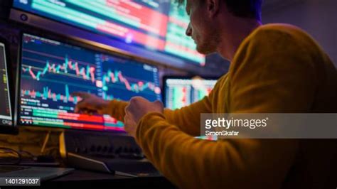 Traders Cheering Photos And Premium High Res Pictures Getty Images