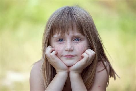 逗人喜爱的小女孩 库存图片 图片 包括有 一个 查找 眼睛 少许 快乐 表面 敬慕 女孩 32554751