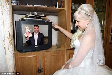 Russian Wedding Photos Take Less Than Traditional Approach Daily Mail