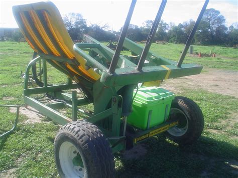Hustler 4000 Round And Square Bale Hay Feed Out Machine