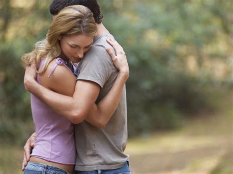 how a hug helps in a relationship how hugs helps a relationship why hugging is important in
