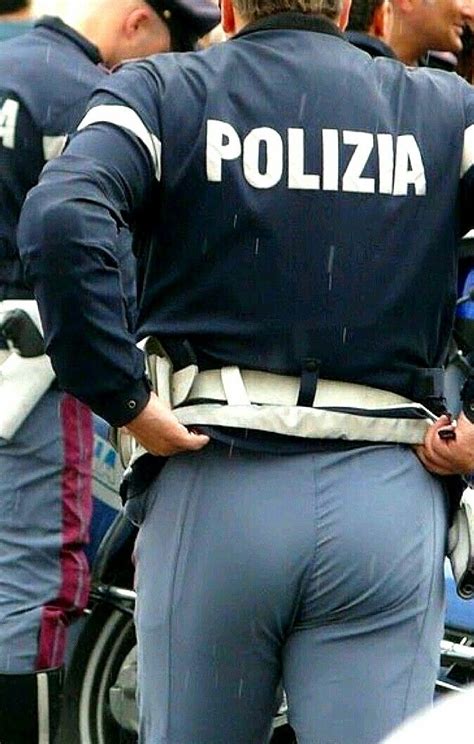 ズボンを上げ直す警察官の可愛いお尻｡（画像あり） 男性警察官 警察官 メンズ スキニー