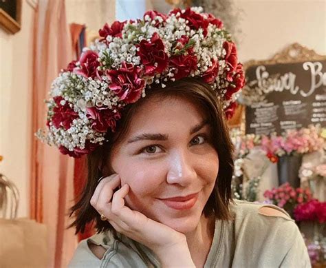 Flower Crowns A Brief History Of Americas Favorite Floral Accessory