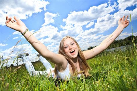 Pretty Smiling Girl Relaxing Outdoor In Green Grass — Stock Photo