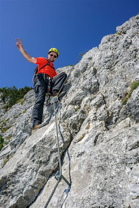 Mann Begeht Klettersteig Bild Kaufen 71053238 Lookphotos