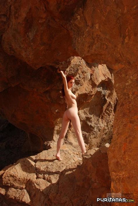 Ariel Desnuda Entre Montañas