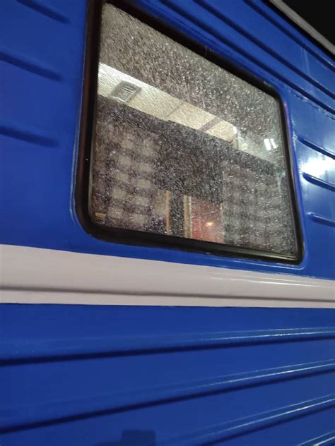 Неизвестные лица разбили окна в вагоне VIP и люкс поезда Балыкчы Бишкек