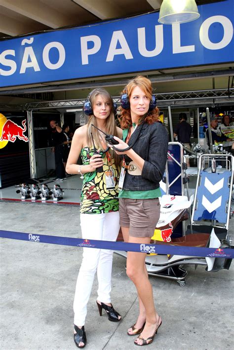 Dos Chicas Prueban El Equipo De Red Bull F1 Al Día