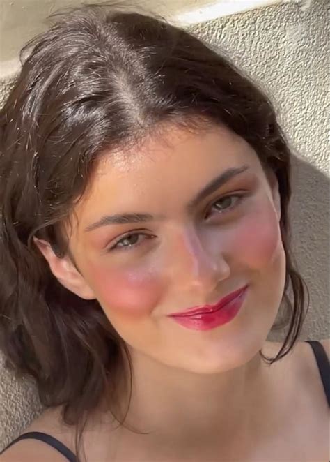 Zoïa Mossour French Girl Makeup Parisian Women Makeup Looks
