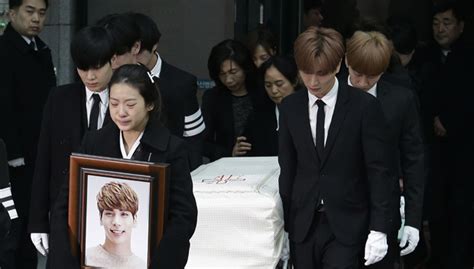 Kim Jonghyun K Pop Stars Carry Shinee Singers Coffin Writink
