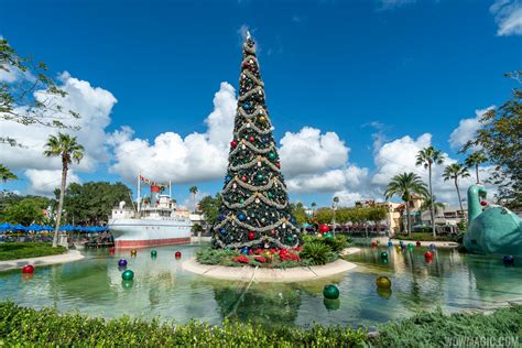 Photos Christmas Holiday Decor Has Arrived At Disneys Hollywood Studios