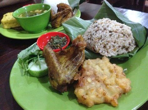 Nah, nasi tutug oncom ini tercipta dari tangan kreatif masyarakat tasikmalaya. √ 20 Daftar Makanan Khas Tasikmalaya yang Bikin Lidah Bergetar