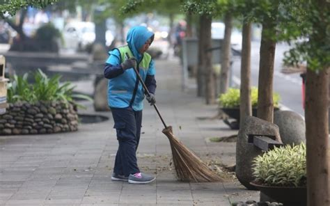 Cegah Tumpukan Sampah DLH Kota Cimahi Terjunkan Ratusan Petugas