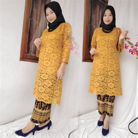 Namun, pilihlah desain kebaya kutu baru yang tidak dibuat membentuk lekuk tubuh, melainkan yang dibuat lebar sehingga tidak terlalu memperlihatkan perut yang gemuk. Model Kebaya 2019 Hijab Untuk Orang Gemuk | Modelhijab44