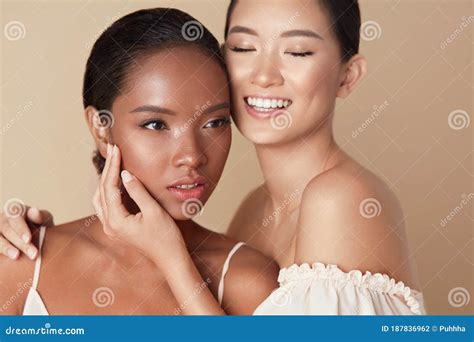 Mujeres Modelos De Diversidad Retrato De Belleza Dos Mujeres De Etnia
