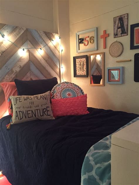 Adorable College Dorm Room At Harding University Coral Navy