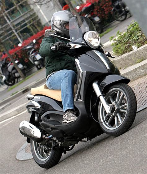 The engine is paired with transmission and total fuel capacity is 2.6 gallons. Piaggio Piaggio BV Tourer 250 - Moto.ZombDrive.COM