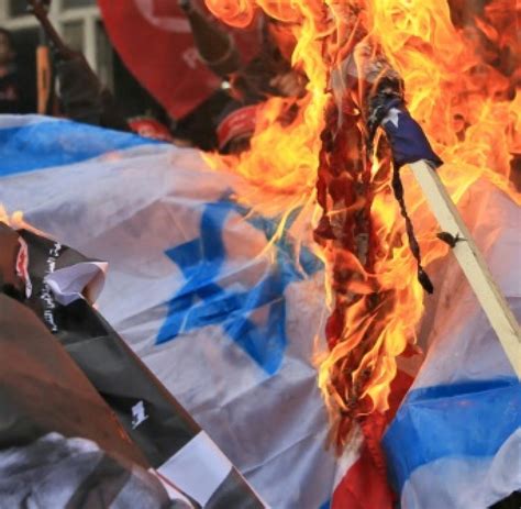 Die israelische flagge zu hissen, sei nicht moralisch, erklärte präsidentensprecher ibrahim kalin im onlinedienst twitter. Konflikte: De Maizière verurteilt Verbrennung israelischer ...