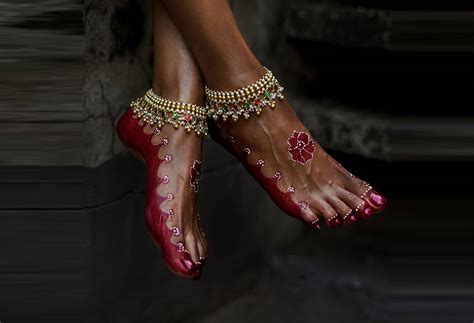 11 Trendy Payal Designs For Brides Anklet Designs Indian Photoshoot