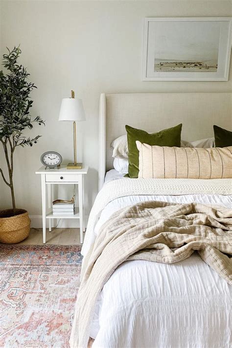 A Complete Guide To Makes White Bedrooms With Pops Of Color Decoomo