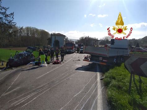 Incidente Scontro Frontale Tra Auto E Camion Muore A Soli Anni