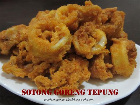 Balikkan sotong apabila bahagian atasnya telah garing. Sotong Goreng Tepung