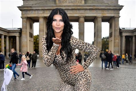 „promi big brother“ mit micaela schäfer zieht das berliner nackt model in den tv container