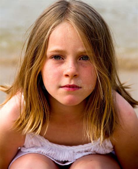 Porträt Des Kleinen Mädchens Stockbild Bild von spiel zicklein