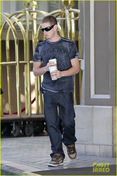 Avril Lavigne Four Seasons Hotel With Brother Matthew Photo 2621213
