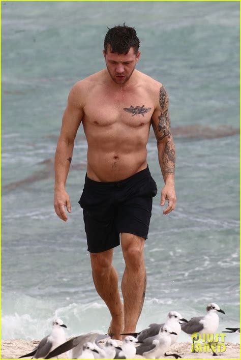 Ryan Phillippe Bares Hot Body While Shirtless In Miami Photo 4184402 Ryan Phillippe