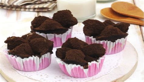 Chocolate biscuit cake is very popular as a royal dessert and is said to have been a favorite of queen elizabeth ii & prince william. 6 Resep Bolu Kukus Sederhana & Enak