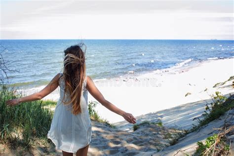 Jeune Fille Gaie Sur Le Bord De La Mer Ouvrez Les Bras Embrassant La Nature Paysage De Mer D