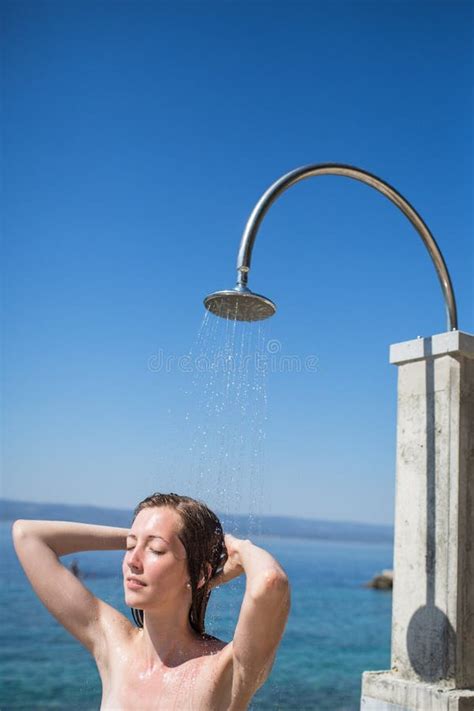 Dosyć Młodej Kobiety Kobieta Pod Prysznic Na Plaży Obraz Stock Obraz Złożonej Z Odtwarzanie