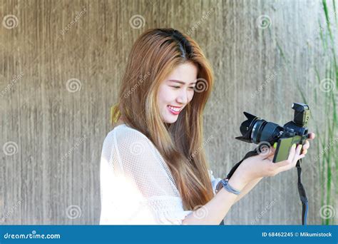 Mooie Aziatische Tiener Die Selfie Genieten Van Stock Afbeelding