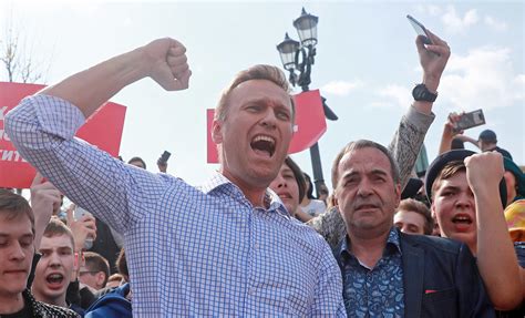 Его доставляют в следственный комитет. Навальный