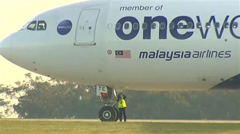 malaysia airlines makes emergency landing youtube