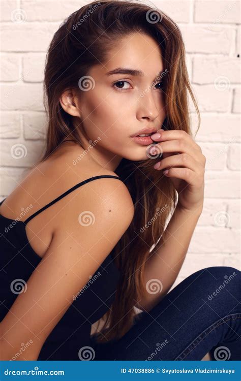 Natuurlijke Schoonheid Sensuele Jonge Vrouw Met Donker Haar En Perfecte Huid Stock Foto Image