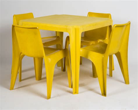 50 3/8 x 35 5/8 (128 x 90.6 cm). Helmut Bätzner für Menzolit, Bofinger, Stühle und Tisch ...