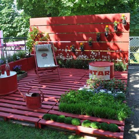 This photo shows how you can use pallets to create a perfect pallet garden corner sofa. 35 Creative Ways To Recycle Wooden Pallets
