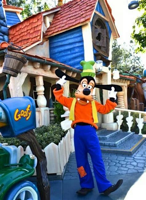 Goofy S House In Mickeys Toontown Disneyland Disney Theme Parks
