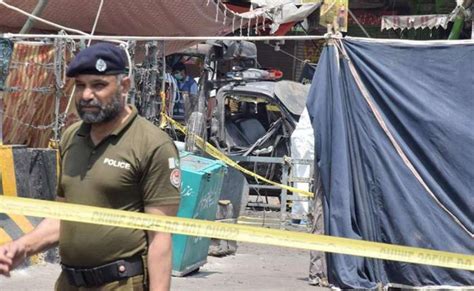 لاہور سکیورٹی حکام نے داتا دربار کے باہر خودکش دھماکے کے بعد جائے وقوعہ کو سیل کر رکھا ہے۔