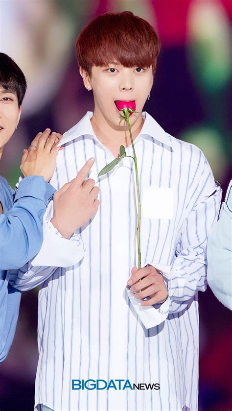 아이돌 비투비 멤버 정일훈이 마약 혐의로 적발된 가운데 소속사인 큐브엔터테인먼트는 (정일훈의) 마약 적발 사실을 몰랐다고 했다. BIG포토 비투비(BTOB) 육성재, 장미꽃 먹는거 아니에요