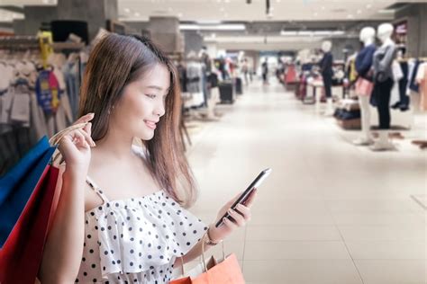 Premium Photo Woman Using Smartphone While Shopping