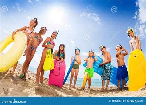 Gruppo Di Bambini In Vestiti Di Nuotata Sulla Spiaggia Immagine Stock Immagine Di Litorale