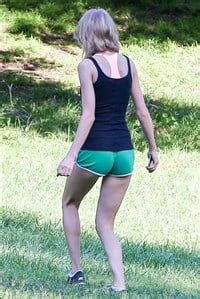 Taylor Swift Works Out Her Tight Babe Butt In Short Shorts